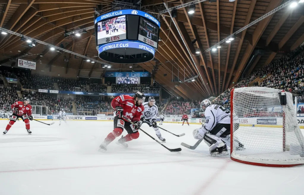 Eishockey-Spiel beim Spengler Cup in Davos mit actionreicher Szene vor dem Tor in der Vaillant Arena.