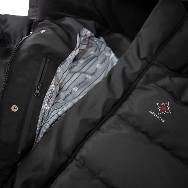 Herren Winterjacke von Edelvetica, handgefertigt für höchste Qualität. Diese stilvolle Jacke zeichnet sich durch ein einzigartiges Edelweiss-Muster auf der Innenseite aus, das traditionelle Schweizer Elemente mit modernem Design verbindet. Die Jacke verbindet Funktionalität mit einem stilvollen Design, ideal für den modischen Auftritt in der Winterlandschaft.