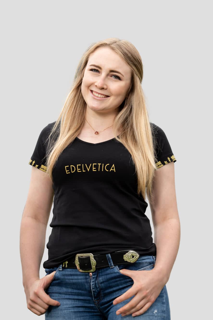 Damen Shirt 'Alpaufzug' von Edelvetica, das traditionelle Schweizer Kultur mit modernem Design verbindet. Das Shirt zeigt eine Darstellung des Alpaufzugs, einem traditionellen Schweizer Ereignis, das den Beginn des Alpsommers markiert. Es kombiniert Komfort und Stil, ideal für alltägliche oder besondere Anlässe.