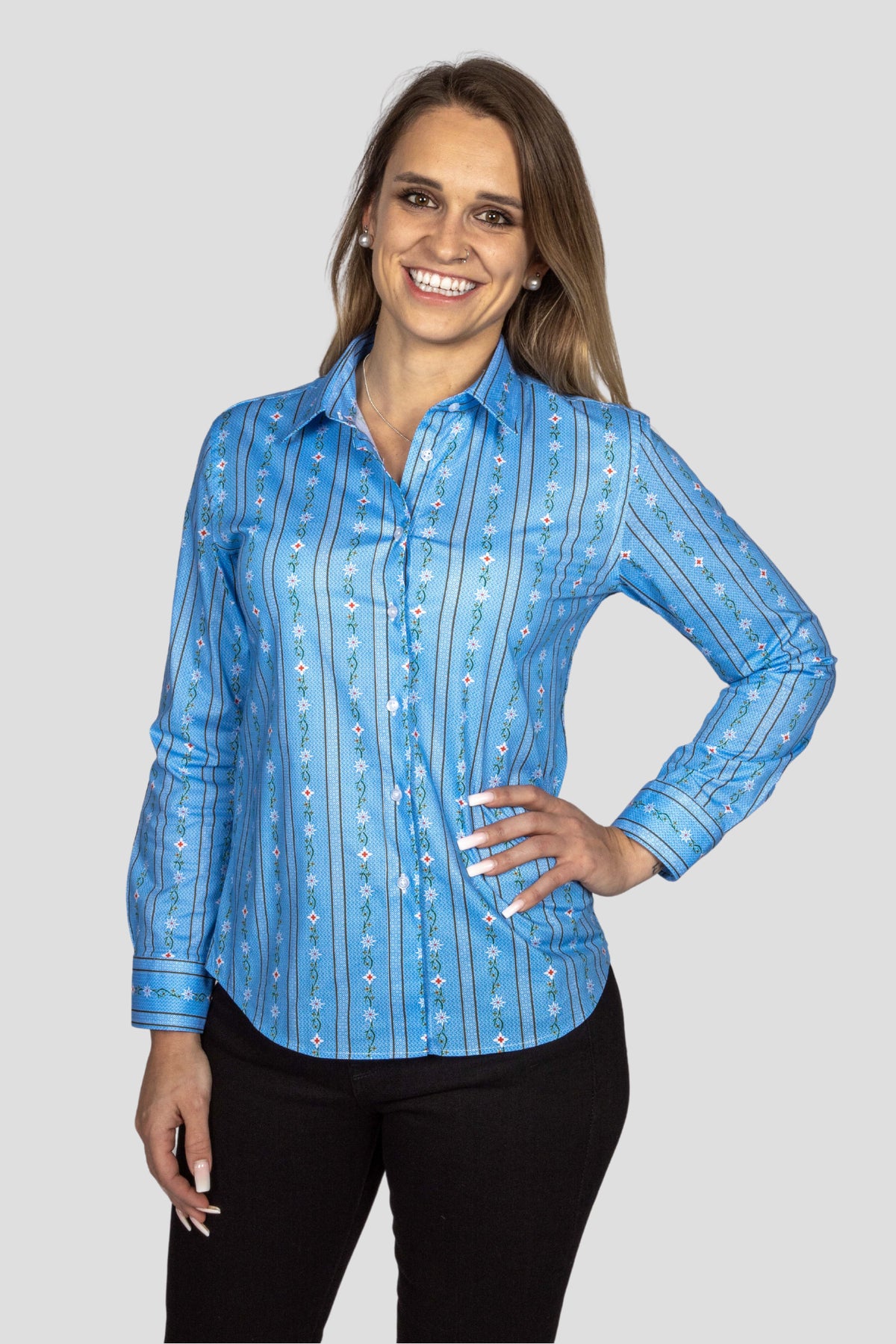 Damen Edelweiss Bluse von Edelvetica, gekennzeichnet durch ein traditionelles und zugleich modernes Design. Diese Bluse ist mit einem charakteristischen Edelweiss-Muster verziert und bietet eine perfekte Mischung aus Schweizer Tradition und zeitgemäßer Eleganz. Ideal für formelle und informelle Anlässe, bei denen stilvolle Kleidung gefragt ist.