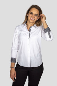 Damen Edelweiss Bluse von Edelvetica, elegant und traditionell gestaltet. Die Bluse zeichnet sich durch ein feines Edelweiss-Muster aus, das einen Hauch von alpiner Eleganz verleiht. Sie ist ideal für Anlässe, bei denen eine Kombination aus klassischem Stil und modischer Raffinesse gefragt ist.