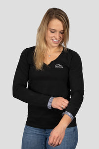 Damen LangarmT -Shirt von Edelvetica mit Edelweiss-Armabschluss. Das Shirt hat einen V-Ausschnitt und ist aus einer weichen Baumwollmischung mit einem kleinen Anteil Elasthan gefertigt, was für Komfort und eine gute Passform sorgt. Einfaches, aber stilvolles Design, geeignet für lässige Outfits.