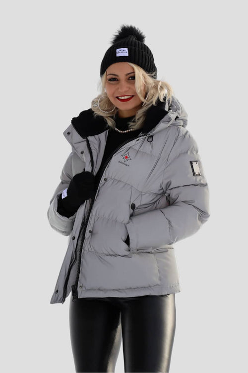 Damen Winterjacke von Edelvetica, handgefertigt für höchste Qualität. Diese stilvolle Jacke zeichnet sich durch ein einzigartiges Edelweiss-Muster auf der Innenseite aus, das traditionelle Schweizer Elemente mit modernem Design verbindet. Die Jacke verbindet Funktionalität mit einem stilvollen Design, ideal für den modischen Auftritt in der Winterlandschaft.