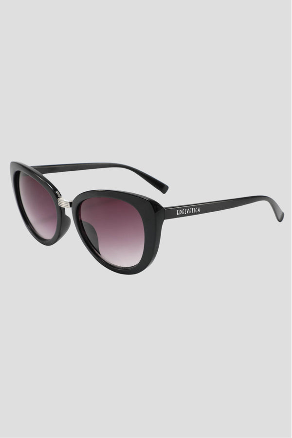 Damen Sonnenbrille 'Cat Eye Rund' von Edelvetica, eine modische und elegante Sonnenbrille. Dieses Modell kombiniert das klassische Cat-Eye-Design mit einer runden Form, was einen zeitgenössischen und femininen Look schafft. Ideal für stilbewusste Frauen, die ein Accessoire suchen, das sowohl Trendbewusstsein als auch einen Hauch von Vintage-Appeal bietet.