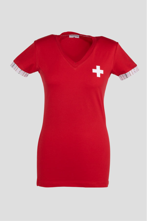 Damen Edelweiss-Shirt mit Schweizer Kreuz von Edelvetica, ein einzigartiges und stilvolles Kleidungsstück. Dieses Shirt kombiniert das traditionelle Edelweiss-Motiv mit dem Schweizer Kreuz, was eine besondere kulturelle Bedeutung in der Schweizer Tradition symbolisiert. Ideal für Frauen, die Wert auf eine Kombination aus Mode und kultureller Ausdruckskraft legen.