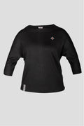 Damen Edelweiss Fledermaus-Shirt von Edelvetica, ein modisches und luftiges Oberteil. Das Shirt kennzeichnet sich durch seinen Fledermausärmel-Stil und ein elegantes Edelweiss-Muster, das Tradition und Modernität vereint. Ideal für einen entspannten, doch stilvollen Look, der sowohl Alltagskomfort als auch einzigartiges Design bietet.
