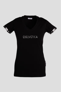 Damen Shirt 'Alpaufzug' von Edelvetica, das traditionelle Schweizer Kultur mit modernem Design verbindet. Das Shirt zeigt eine Darstellung des Alpaufzugs, einem traditionellen Schweizer Ereignis, das den Beginn des Alpsommers markiert. Es kombiniert Komfort und Stil, ideal für alltägliche oder besondere Anlässe.