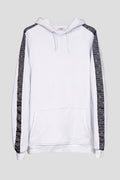 Herren Edelweiss Kapuzenpullover von Edelvetica, eine komfortable und modische Oberbekleidung. Der Pullover ist mit einem auffälligen Edelweiss-Muster verziert, das sowohl Tradition als auch modischen Chic ausstrahlt. Er eignet sich ideal für lässige und stilbewusste Alltagslooks.