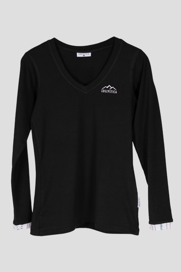 Damen-Langarm T-Shirt von Edelvetica mit Edelweiss-Armabschluss. Das Shirt hat einen V-Ausschnitt und ist aus einer weichen Baumwollmischung mit einem kleinen Anteil Elasthan gefertigt, was für Komfort und eine gute Passform sorgt. Einfaches, aber stilvolles Design, geeignet für lässige Outfits.