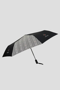 Edelvetica Edelweiss Regenschirm, ein eleganter und praktischer Begleiter für regnerische Tage. Der Schirm zeichnet sich durch sein auffälliges Edelweiss-Design aus, das einen Hauch von alpiner Eleganz vermittelt. Er ist perfekt für diejenigen, die auch bei schlechtem Wetter stilvoll und geschützt bleiben möchten.