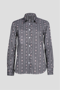 Herren Edelweiss Hemd von Edelvetica, gekennzeichnet durch ein traditionelles und zugleich modernes Design. Dieses Hemd ist mit einem charakteristischen Edelweiss-Muster verziert und bietet eine perfekte Mischung aus Schweizer Tradition und zeitgemäßer Eleganz. Ideal für formelle und informelle Anlässe, bei denen stilvolle Kleidung gefragt ist.