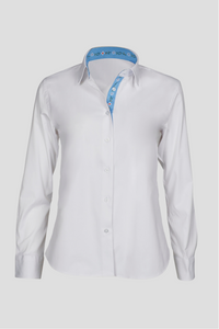 Damen Edelweiss Bluse von Edelvetica, elegant und traditionell gestaltet. Die Bluse zeichnet sich durch ein feines Edelweiss-Muster aus, das einen Hauch von alpiner Eleganz verleiht. Sie ist ideal für Anlässe, bei denen eine Kombination aus klassischem Stil und modischer Raffinesse gefragt ist.