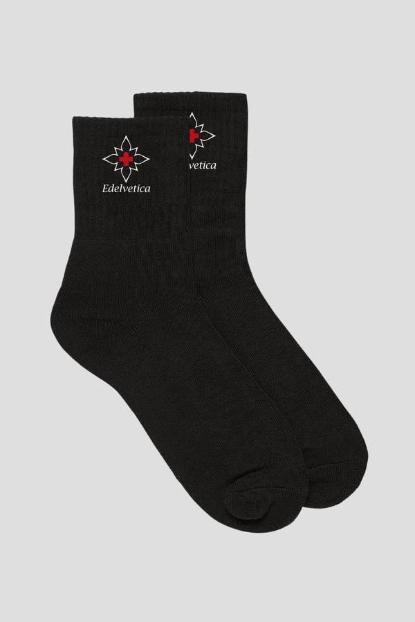 Socken im 3er-Pack von Edelvetica, mittlere Länge, die Komfort und Stil vereinen. Diese Socken zeichnen sich durch ein subtiles, aber charakteristisches Design aus, ideal für den täglichen Gebrauch. Sie bieten eine perfekte Mischung aus Funktionalität und modischer Eleganz.