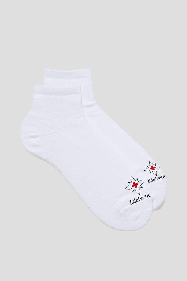 Socken im 3er-Pack von Edelvetica, kurze Länge, die Komfort und Stil vereinen. Diese Socken zeichnen sich durch ein subtiles, aber charakteristisches Design aus, ideal für den täglichen Gebrauch. Sie bieten eine perfekte Mischung aus Funktionalität und modischer Eleganz.