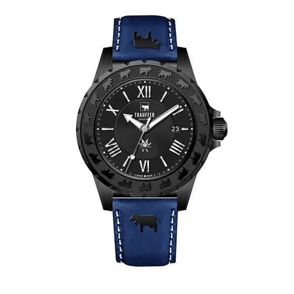 Trauffer Chronograph mit schwarzem Gehäuse, blauem Lederarmband mit Kuhsymbol, schwarzem Zifferblatt und Alpaufzug-Gravur – Swiss Made