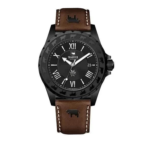 Trauffer Chronograph mit schwarzem Gehäuse, braunem Lederarmband mit Kuhsymbol, schwarzem Zifferblatt und Alpaufzug-Gravur – Swiss Made