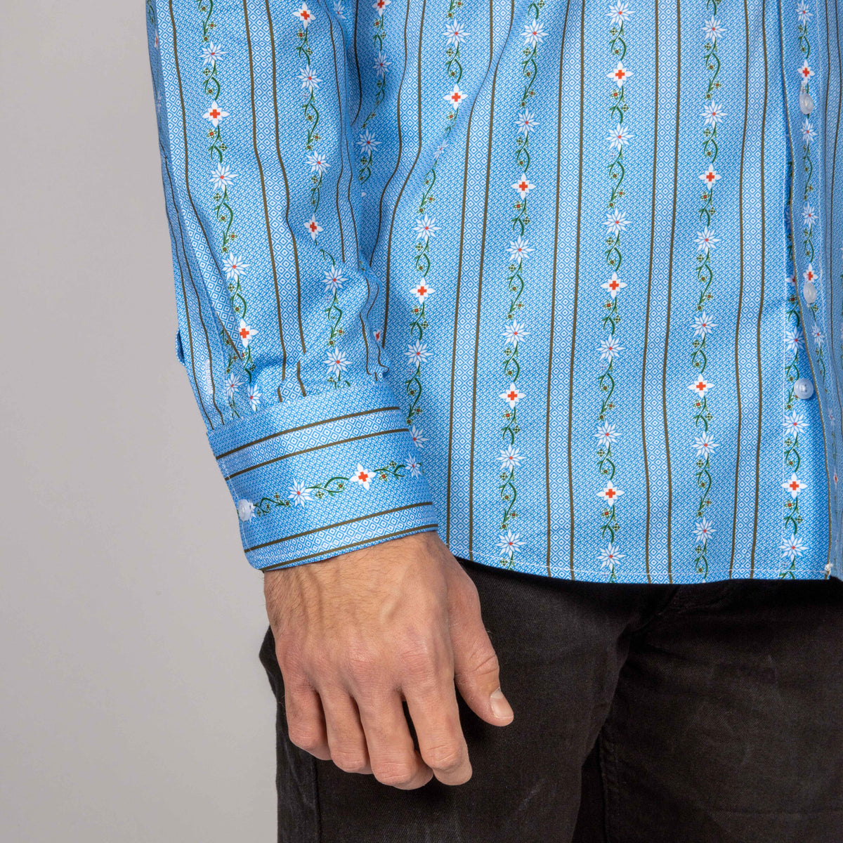 Herren Edelweiss Hemd von Edelvetica, gekennzeichnet durch ein traditionelles und zugleich modernes Design. Dieses Hemd ist mit einem charakteristischen Edelweiss-Muster verziert und bietet eine perfekte Mischung aus Schweizer Tradition und zeitgemäßer Eleganz. Ideal für formelle und informelle Anlässe, bei denen stilvolle Kleidung gefragt ist.