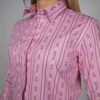 Damen Edelweiss Bluse von Edelvetica, gekennzeichnet durch ein traditionelles und zugleich modernes Design. Diese Bluse ist mit einem charakteristischen Edelweiss-Muster verziert und bietet eine perfekte Mischung aus Schweizer Tradition und zeitgemäßer Eleganz. Ideal für formelle und informelle Anlässe, bei denen stilvolle Kleidung gefragt ist.