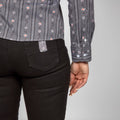 Damen Edelweiss Bluse von Edelvetica, gekennzeichnet durch ein traditionelles und zugleich modernes Design. Diese Bluse ist mit einem charakteristischen Edelweiss-Muster verziert und bietet eine perfekte Mischung aus Schweizer Tradition und zeitgemäßer Eleganz. Ideal für formelle und informelle Anlässe, bei denen stilvolle Kleidung gefragt ist.