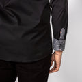 Herren Edelweiss Hemd von Edelvetica, elegant und traditionell gestaltet. Das Hemd zeichnet sich durch ein feines Edelweiss-Muster aus, das einen Hauch von alpiner Eleganz verleiht. Es ist ideal für Anlässe, bei denen eine Kombination aus klassischem Stil und modischer Raffinesse gefragt ist.