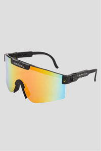 Unisex Sonnenbrille 'Rave' von Edelvetica, ein trendiges und schickes Accessoire. Diese Sonnenbrille zeichnet sich durch ihr modernes Design und klare Linien aus, perfekt für modebewusste Träger. Sie bietet sowohl Stil als auch Schutz und eignet sich ideal für verschiedene Outdoor-Aktivitäten und Freizeitanlässe.