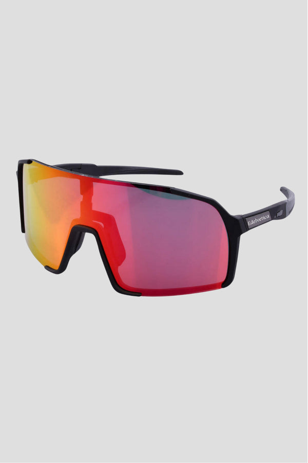 Unisex Sonnenbrille 'Magnum' von Edelvetica, eine robuste und modisch gestaltete Sonnenbrille. Dieses Modell kombiniert einen starken, maskulinen Rahmen mit einem zeitgemäßen Design, ideal für stilbewusste Männer und Frauen. Die Sonnenbrille bietet nicht nur Schutz vor der Sonne, sondern setzt auch ein modisches Statement.