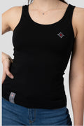 Damen Edelweiss Tank Top von Edelvetica, ein leichtes und stilvolles Oberteil. Dieses Tank Top zeichnet sich durch ein subtiles Edelweiss-Blumenmuster aus, das eine Verbindung zur Schweizer Kultur herstellt. Es ist perfekt für warme Tage und kombiniert Komfort mit einem Hauch von alpiner Eleganz.