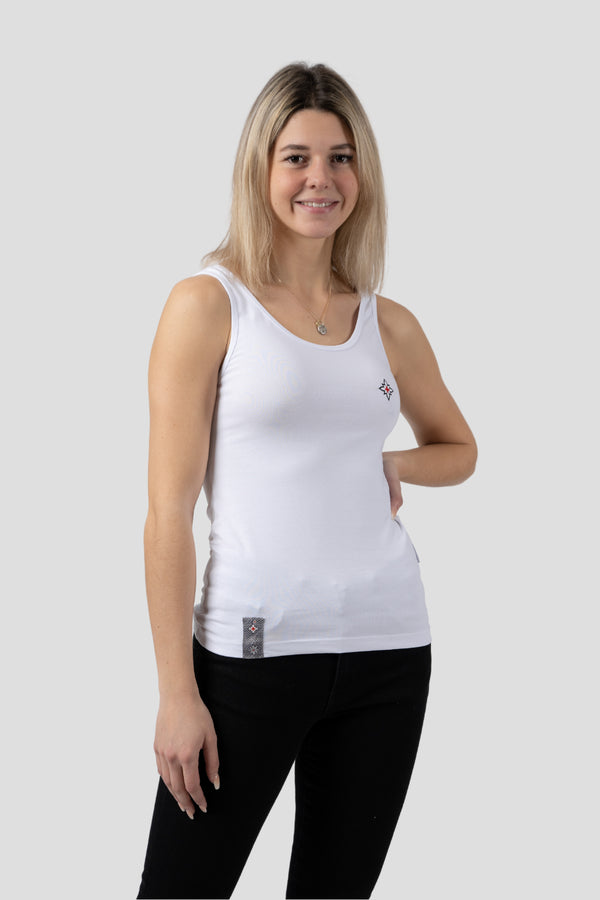 Damen Edelweiss Tank Top von Edelvetica, ein leichtes und stilvolles Oberteil. Dieses Tank Top zeichnet sich durch ein subtiles Edelweiss-Blumenmuster aus, das eine Verbindung zur Schweizer Kultur herstellt. Es ist perfekt für warme Tage und kombiniert Komfort mit einem Hauch von alpiner Eleganz.