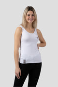 Damen Edelweiss Tank Top von Edelvetica, ein leichtes und stilvolles Oberteil. Dieses Tank Top zeichnet sich durch ein subtiles Edelweiss-Blumenmuster aus, das eine Verbindung zur Schweizer Kultur herstellt. Es ist perfekt für warme Tage und kombiniert Komfort mit einem Hauch von alpiner Eleganz.