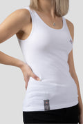Damen Edelweiss Tank Top von Edelvetica, ein leichtes und stilvolles Oberteil. Dieses Tank Top zeichnet sich durch ein subtiles Edelweiss-Blumenmuster aus, das eine Verbindung zur Schweizer Kultur herstellt. Es ist perfekt für warme Tage und kombiniert Komfort mit einem Hauch von alpiner Eleganz.