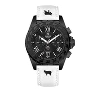 Trauffer Chronograph mit schwarzem Gehäuse, weissem Lederarmband und Alpaufzug-Gravur – Swiss Made