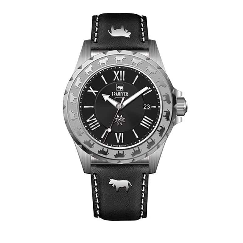 Trauffer Chronograph Herrenuhr mit silberfarbenem Gehäuse, schwarzem Lederarmband, schwarzem Zifferblatt und Alpaufzug-Gravur – Swiss Made