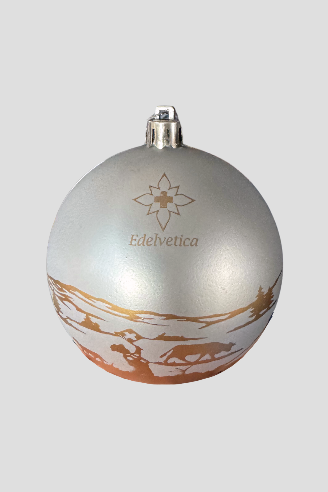 Edelvetica Weihnachtskugeln im 5er-Pack, eine festliche und elegante Dekoration für die Weihnachtszeit. Jede Kugel präsentiert ein einzigartiges Design, das traditionelle Schweizer Motive mit modernem Flair kombiniert. Diese Kugeln sind perfekt, um jedem Weihnachtsbaum einen Hauch von alpiner Eleganz zu verleihen.