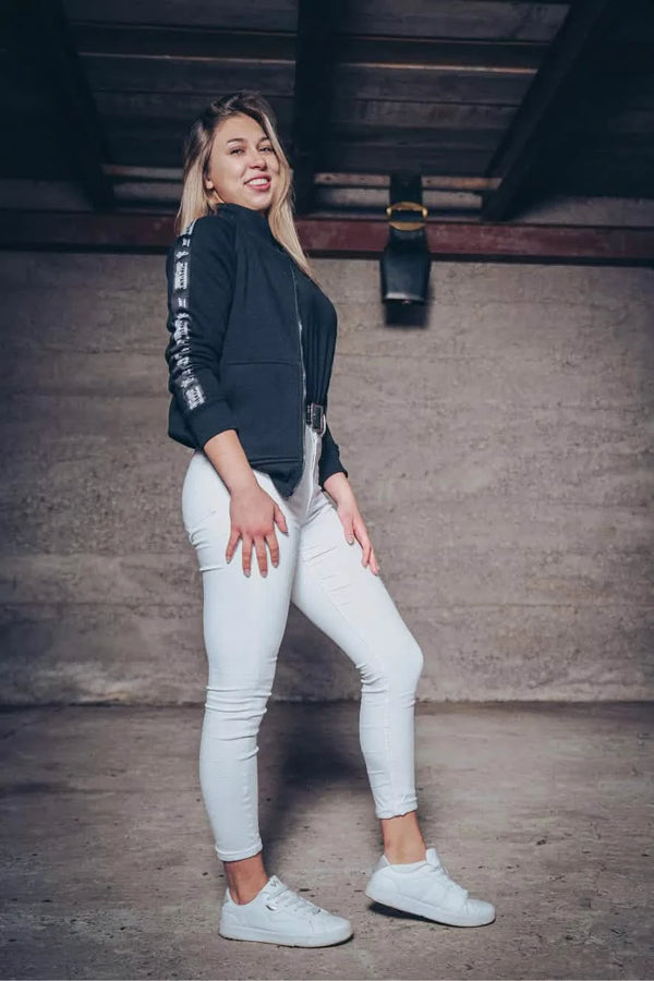 Damen Jacke mit Alpaufzug Muster, Stehkragen und Taschen.
