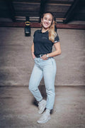 Damen Polo-Shirt 'Alpaufzug' von Edelvetica, das traditionelle Schweizer Motive mit modernem Poloshirt-Design kombiniert. Das Shirt zeigt eine detailreiche Darstellung des Alpaufzugs, einem kulturell bedeutsamen Ereignis in der Schweiz. Es ist ideal für einen lässigen, doch kulturell inspirierten Look, der sowohl Alltagstauglichkeit als auch ein einzigartiges Designelement bietet.