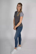 Damen Polo-Shirt Edelweiss Twist – Stilvolles Poloshirt mit dezenten Edelweiss-Akzenten am Kragen und den Ärmeln. Hochwertige Baumwollmischung, sportlich-eleganter Schnitt, ideal für Alltag und Freizeit. Schweizer Design von Edelvetica.