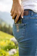 Damen Edelweiss Jeans von Edelvetica, eine modische und vielseitige Jeanshose. Charakterisiert durch einzigartige Edelweiss-Stickereien, die der Jeans eine besondere Note verleihen. Perfekt für einen lässig-eleganten Look, der Tradition und modernen Stil vereint.