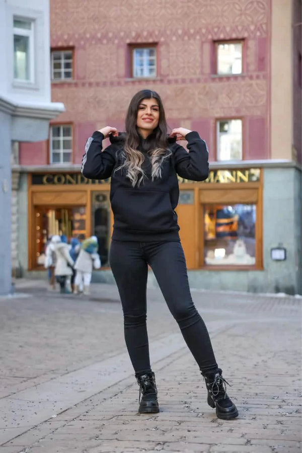 Damen Edelweiss-Kapuzenpullover – Gemütlicher Hoodie mit traditionellem Edelweiss-Muster an den Ärmeln. Weiche Baumwollmischung, lockere Passform, ideal für Freizeit und Outdoor. Schweizer Design von Edelvetica.