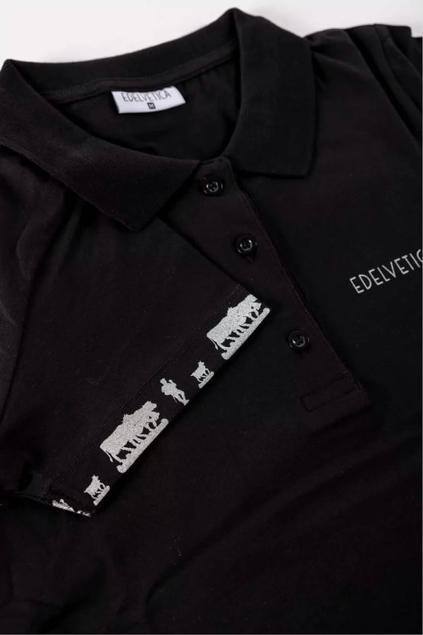 Damen Polo-Shirt 'Alpaufzug' von Edelvetica, das traditionelle Schweizer Motive mit modernem Poloshirt-Design kombiniert. Das Shirt zeigt eine detailreiche Darstellung des Alpaufzugs, einem kulturell bedeutsamen Ereignis in der Schweiz. Es ist ideal für einen lässigen, doch kulturell inspirierten Look, der sowohl Alltagstauglichkeit als auch ein einzigartiges Designelement bietet.