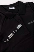 Damen Polo-Shirt 'Alpaufzug' von Edelvetica, das traditionelle Schweizer Motive mit modernem Poloshirt-Design kombiniert. Das Shirt zeigt eine detailreiche Darstellung des Alpaufzugs, einem kulturell bedeutsamen Ereignis in der Schweiz. Es ist ideal für einen lässigen, doch kulturell inspirierten Look, der sowohl Alltagstauglichkeit als auch ein einzigartiges Designelement bietet.
