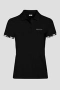 Damen Polo-Shirt 'Alpaufzug' von Edelvetica, das traditionelle Schweizer Motive mit modernem Poloshirt-Design kombiniert. Das Shirt zeigt eine detailreiche Darstellung des Alpaufzugs, einem kulturell bedeutsamen Ereignis in der Schweiz. Es ist ideal für einen lässigen, doch kulturell inspirierten Look, der sowohl Alltagstauglichkeit als auch ein einzigartiges Designelement bietet.
