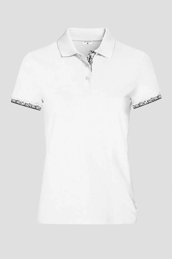 Damen Scherenschnitt Polo-Shirt von Edelvetica, gekennzeichnet durch einzigartige Scherenschnitt-Details am Kragen und den Armabschlüssen. Dieses elegante Polo-Shirt verbindet traditionelle Schweizer Kunst mit modernem Stil und bietet eine stilvolle Option für diverse Anlässe. Perfekt für eine anspruchsvolle Garderobe, die traditionelle Elemente und zeitgenössische Mode vereint.