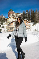 Damen Winterjacke von Edelvetica, handgefertigt für höchste Qualität. Diese stilvolle Jacke zeichnet sich durch ein einzigartiges Edelweiss-Muster auf der Innenseite aus, das traditionelle Schweizer Elemente mit modernem Design verbindet. Die Jacke verbindet Funktionalität mit einem stilvollen Design, ideal für den modischen Auftritt in der Winterlandschaft.