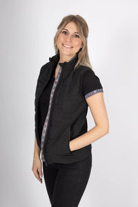 Gilet Edelweiss Damen in Schwarz mit grauem Edelweiss-Muster, hochwertig verarbeitet, mit dezenten Edelweiss-Streifen am Reissverschluss und Nacken, ideal für Freizeit, Arbeit und elegante Anlässe