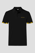Herren Polo-Shirt 'Alpaufzug' von Edelvetica, das traditionelle Schweizer Motive mit modernem Poloshirt-Design kombiniert. Das Shirt zeigt eine detailreiche Darstellung des Alpaufzugs, einem kulturell bedeutsamen Ereignis in der Schweiz. Es ist ideal für einen lässigen, doch kulturell inspirierten Look, der sowohl Alltagstauglichkeit als auch ein einzigartiges Designelement bietet.