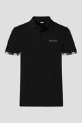 Herren Polo-Shirt 'Alpaufzug' von Edelvetica, das traditionelle Schweizer Motive mit modernem Poloshirt-Design kombiniert. Das Shirt zeigt eine detailreiche Darstellung des Alpaufzugs, einem kulturell bedeutsamen Ereignis in der Schweiz. Es ist ideal für einen lässigen, doch kulturell inspirierten Look, der sowohl Alltagstauglichkeit als auch ein einzigartiges Designelement bietet.