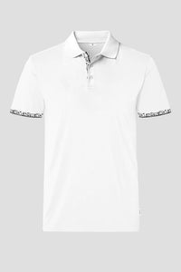 Herren Scherenschnitt Polo-Shirt von Edelvetica, gekennzeichnet durch einzigartige Scherenschnitt-Details am Kragen und den Armabschlüssen. Dieses elegante Polo-Shirt verbindet traditionelle Schweizer Kunst mit modernem Stil und bietet eine stilvolle Option für diverse Anlässe. Perfekt für eine anspruchsvolle Garderobe, die traditionelle Elemente und zeitgenössische Mode vereint.