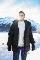 Herren Winterjacke von Edelvetica, handgefertigt für höchste Qualität. Diese stilvolle Jacke zeichnet sich durch ein einzigartiges Edelweiss-Muster auf der Innenseite aus, das traditionelle Schweizer Elemente mit modernem Design verbindet. Die Jacke verbindet Funktionalität mit einem stilvollen Design, ideal für den modischen Auftritt in der Winterlandschaft.