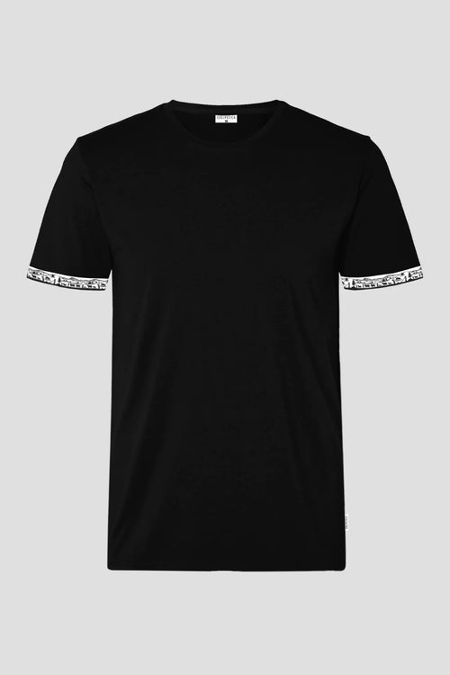 Kinder Scherenschnitt Kurzarmshirt mit traditionellem Scherenschnitt-Muster an den Ärmeln.