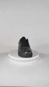 Edelvetica Sneaker, ein modischer und bequemer Schuh für den Alltag. Diese Sneaker kombinieren ein schlichtes und elegantes Design mit Funktionalität, ideal für alle Stilbewussten. Sie sind perfekt für einen lässigen, aber dennoch stilvollen Look, der zu verschiedenen Anlässen passt.